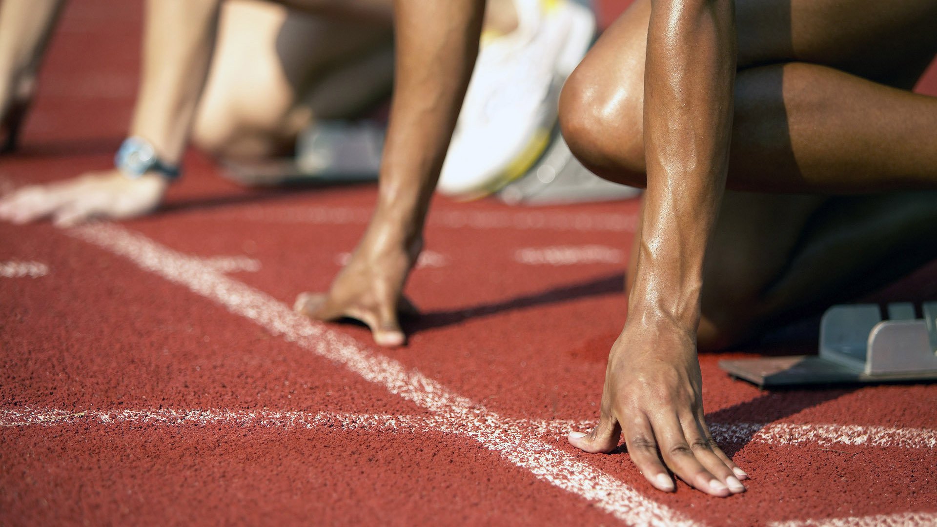 勇者无惧:面对极端险境的车手英勇表现,勇者无惧人物